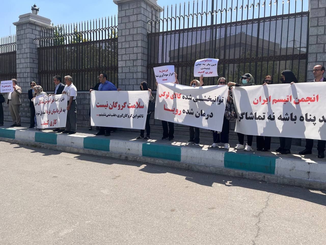 اعتراض والدین کودکان اوتیسم به صف بی‌پایان حق پرستاری/ هشدار خانواده‌ها درباره فرسودگی/ «به ما می‌گویند منتظر خروج یا مرگ دیگران باشید»