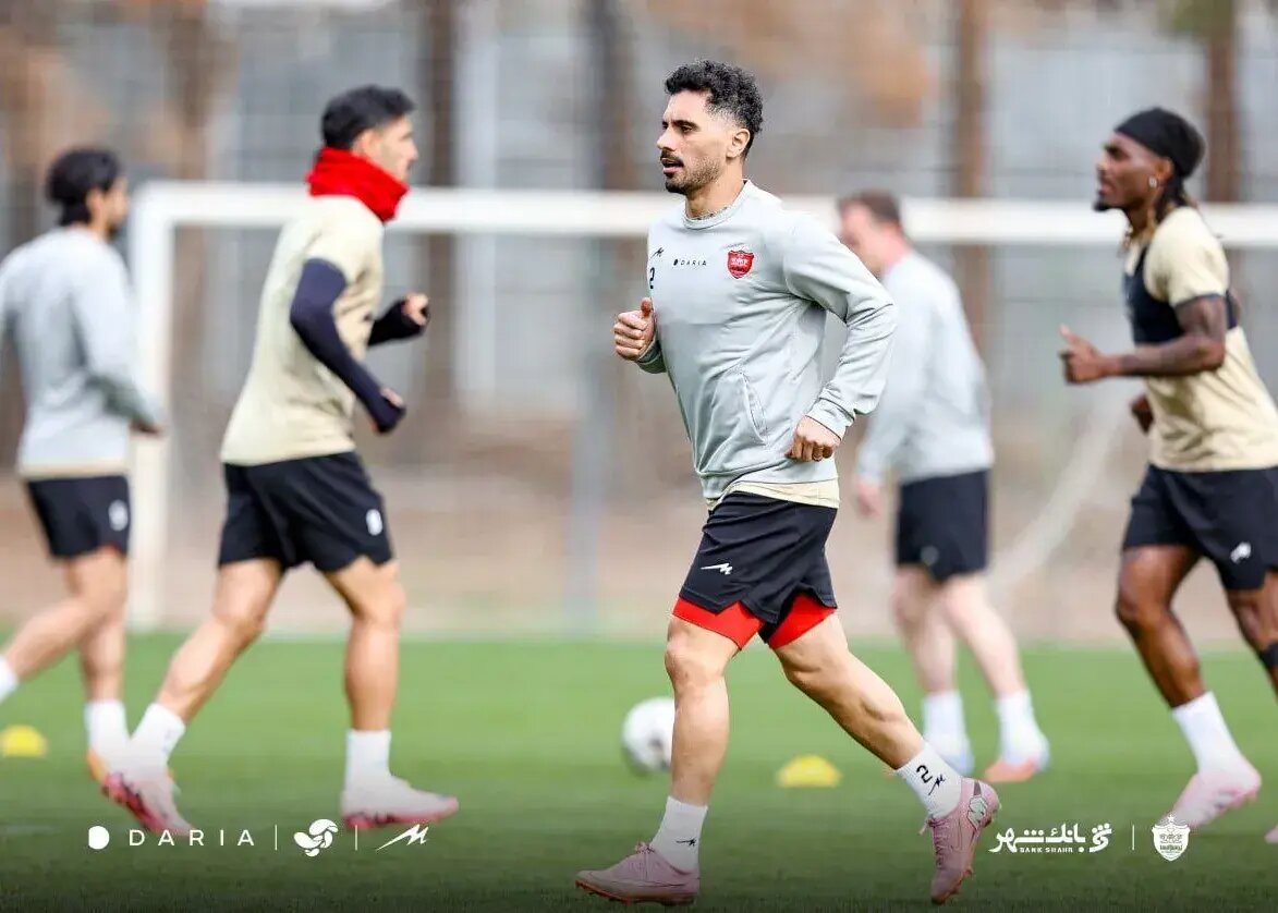 عکس| خداحافظی کاپیتان پرسپولیس با هواداران