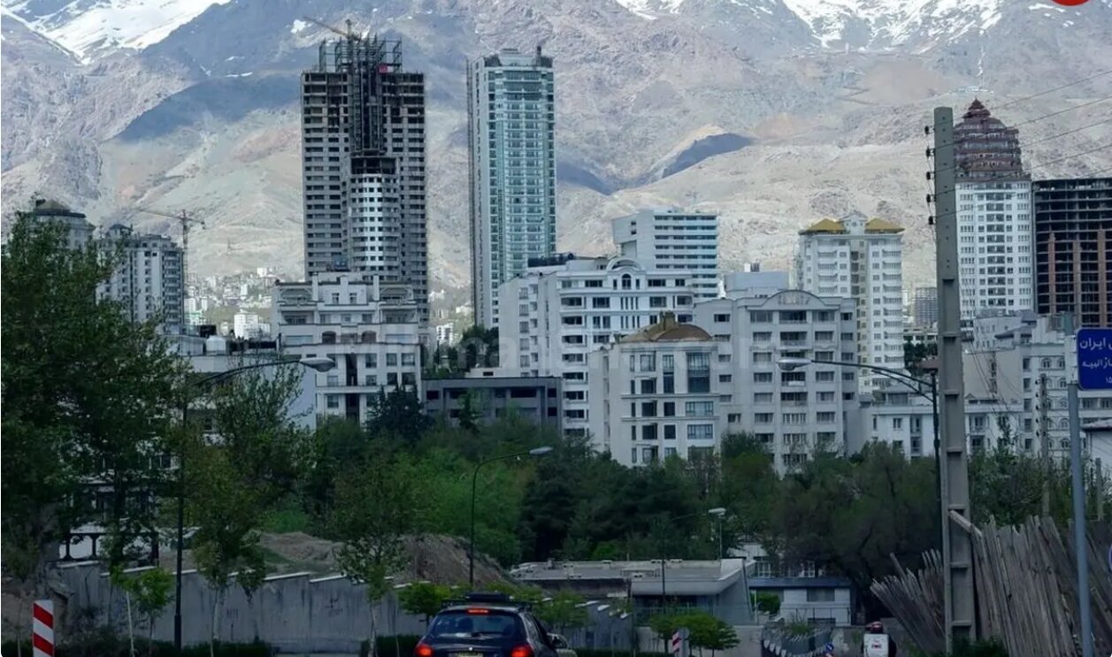 عکس/ جوانان تهرانی در محله الهیه؛ سال ۱۳۳۲