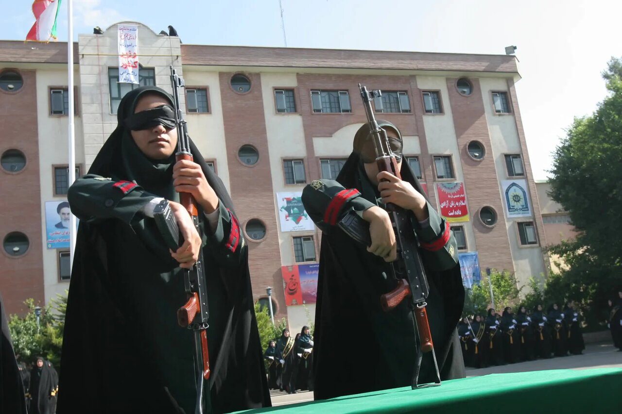 عکس | این دو زن با چشمان بسته کلاشینکف را باز و بسته می‌کنند!