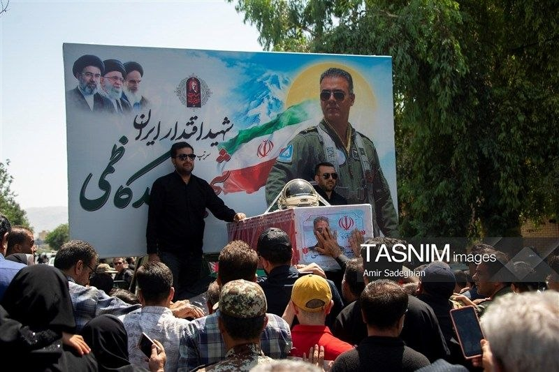 برگزاری تشییع خلبان ارتش که در آسمان جاماند + تصاویر