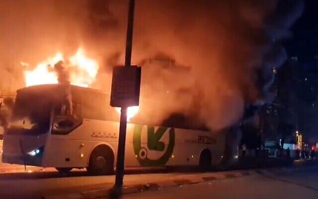 ببینید | انفجار اتوبوس بمب‌گذاری شده در منطقه دروزی‌نشین دمشق
