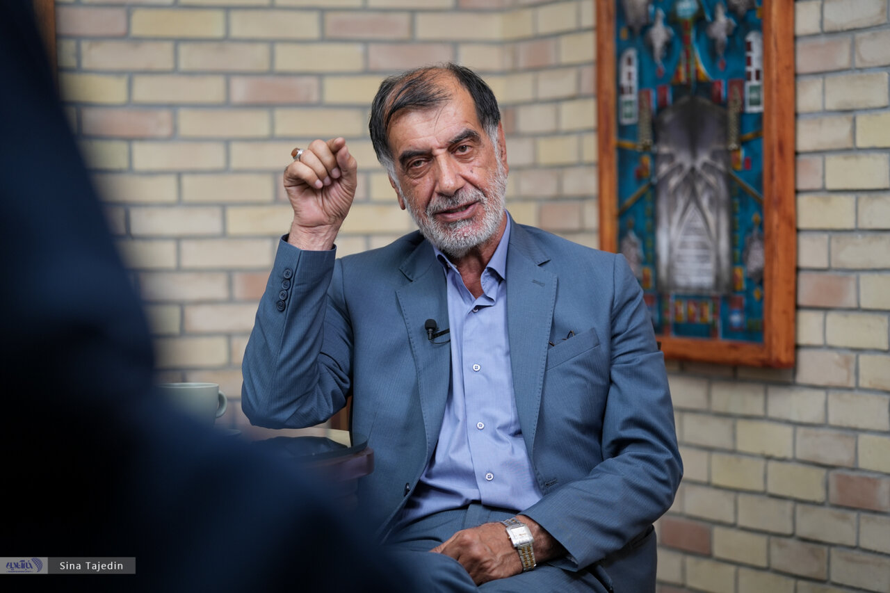 ببینید | باهنر: همه ۸۰ میلیون ایرانی حزب‌اللهی نیستند؛ در پاسخ به آن خانم گفتم شاه هم همین حرف‌ها را زد!