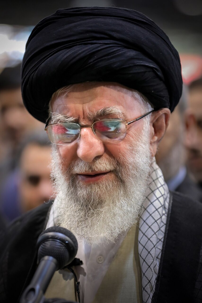 عکس خاص از بازتاب تصویر پیکر شهید هنیه در عینک رهبر شهید انقلاب، هنگام اقامه نماز