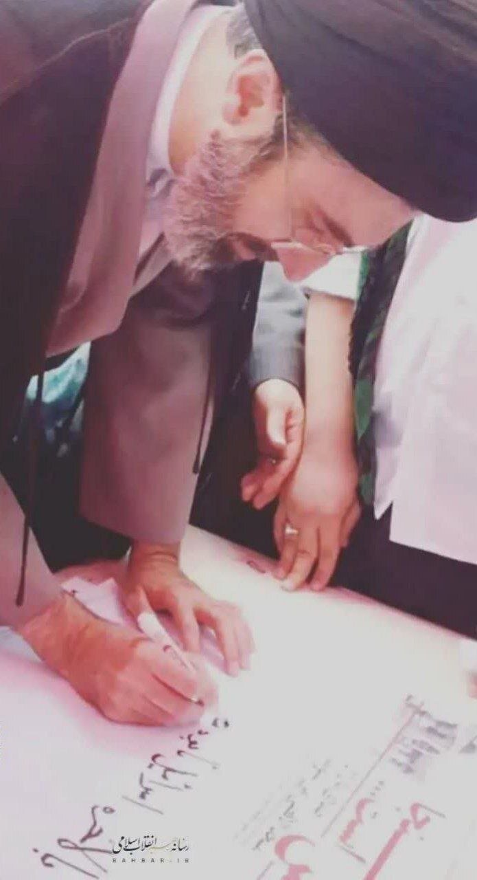 بالاخره اسرائیل نابود میشود!/ تصویر آیتالله سیدمجتبی خامنهای در حال نوشتن عبارتی درباره اسرائیل