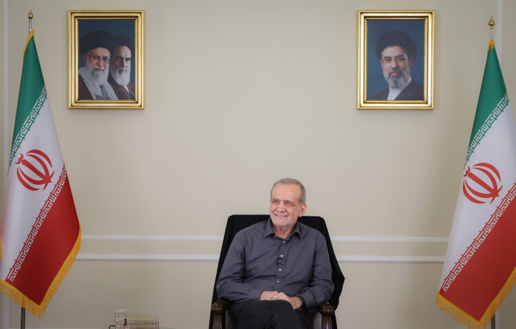 پزشکیان در گفتگوی تلویزیونی: همسایگان ما اجازه ندادند عده‌ای وارد کشور شوند و باعث اغتشاش شوند/ مسیر اصلاحات آغاز شده و متوقف نخواهد شد