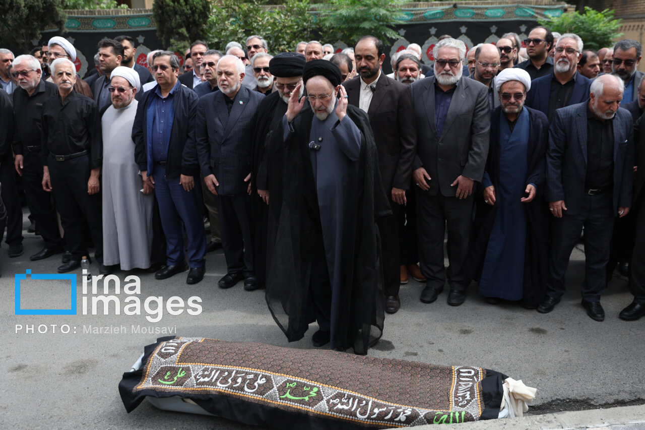 سیدمحمد خاتمی بر پیکر روزنامه‌نگار قدیمی نماز خواند/ عکس