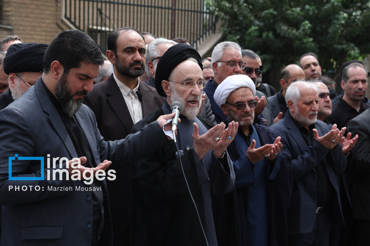 سیدمحمد خاتمی بر پیکر روزنامه‌نگار قدیمی نماز خواند/ عکس