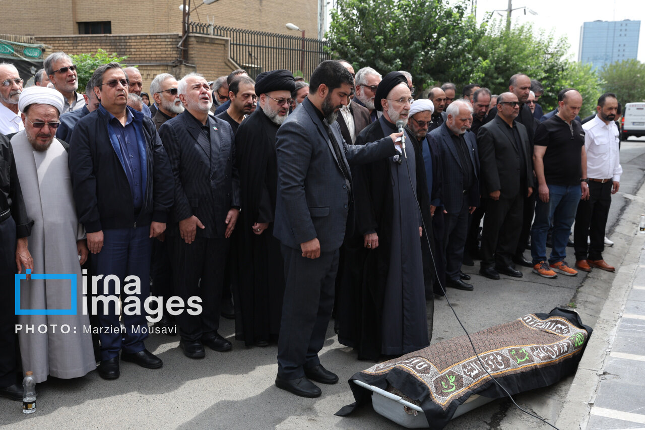 سیدمحمد خاتمی بر پیکر روزنامه‌نگار قدیمی نماز خواند/ عکس