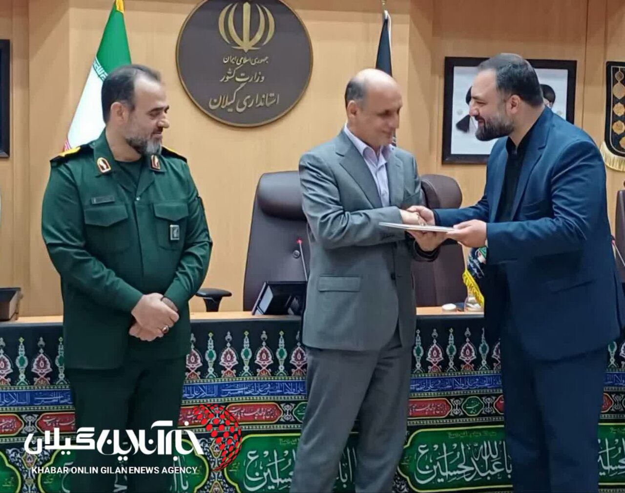 اهدای لوح تقدیر معاون رئیسجمهور و رئیس بنیاد شهیدو امور ایثارگران به استاندار گیلان اهدای لوح تقدیر معاون رئیسجمهور و رئیس بنیاد شهیدو امور ایثارگران به استاندار گیلان