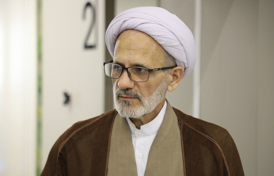 کسی که با مردم فقیر مانند پدر و مادرش رفتار می کرد