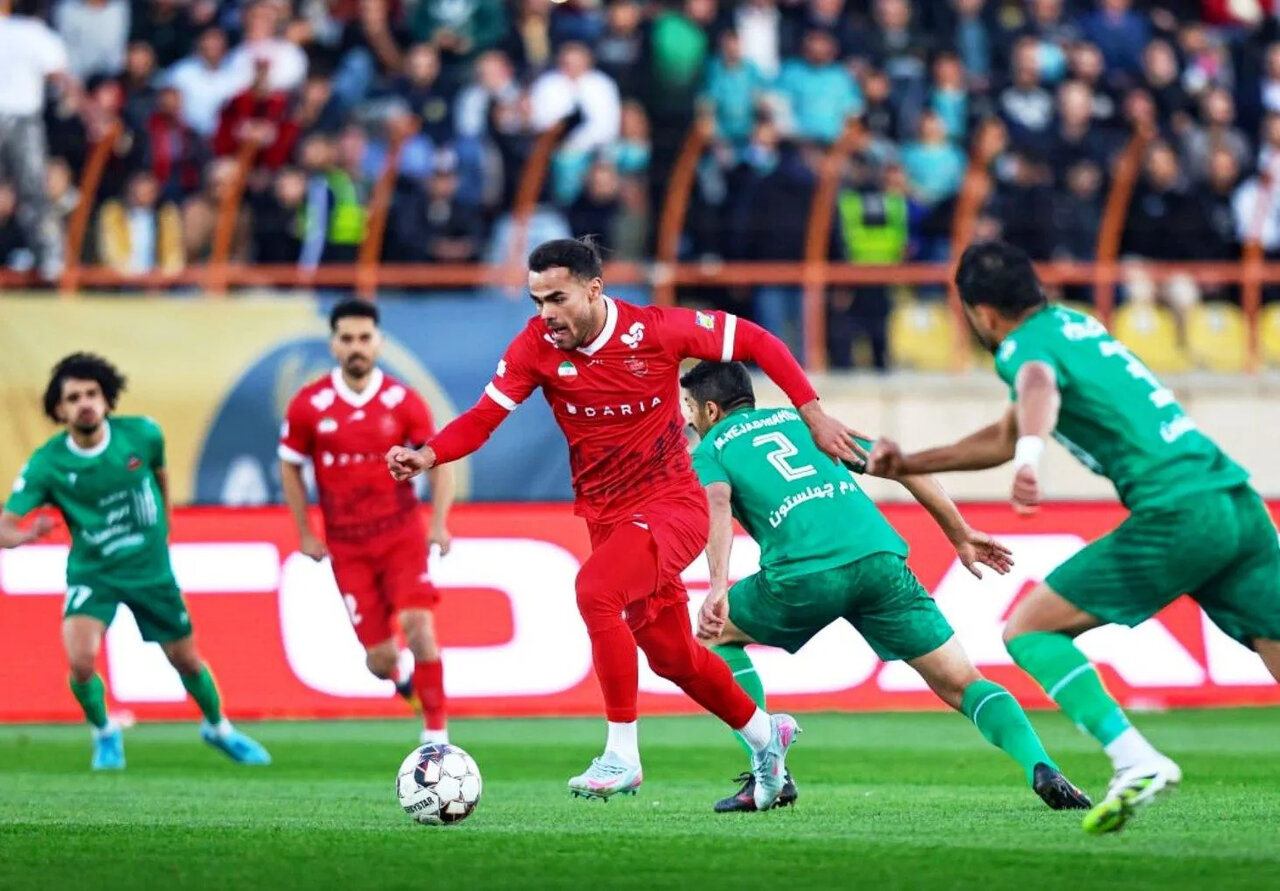 عکس| احمدزاده روی پوستر پرسپولیس قبل از بازی با شمس آذر