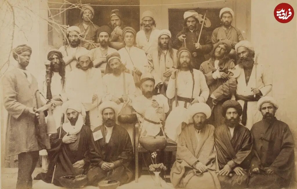 عکس/ درویش‌ها در حیاط یک خانه در دوران قاجار